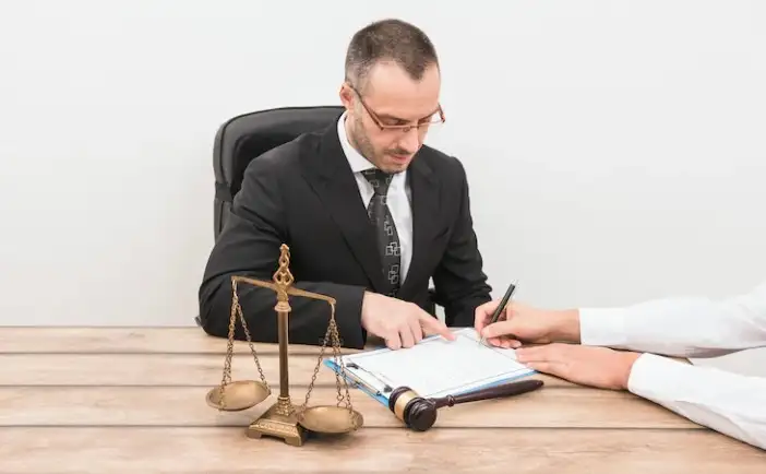 از وکیل کار حرفه ای برای پرونده خود استفاده کنید